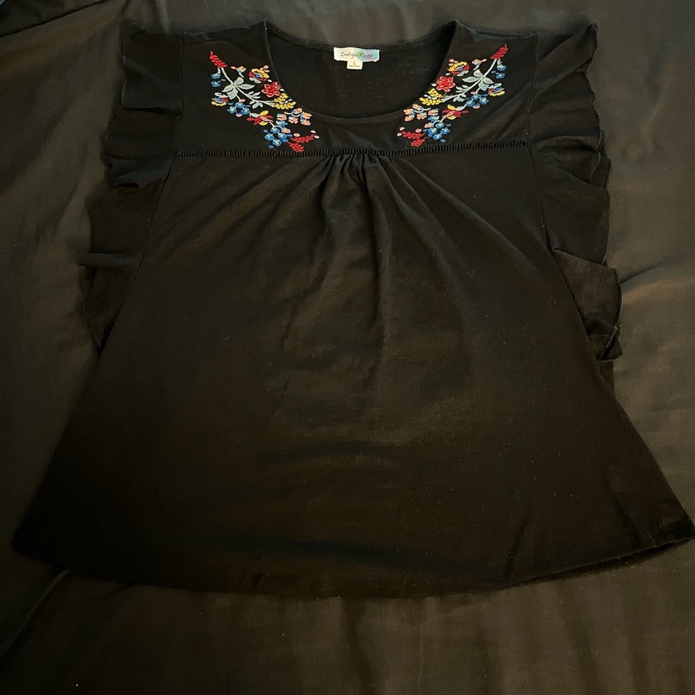 Junior’s Indigo Rose flutter sleeve top with embroidered flowers in size large